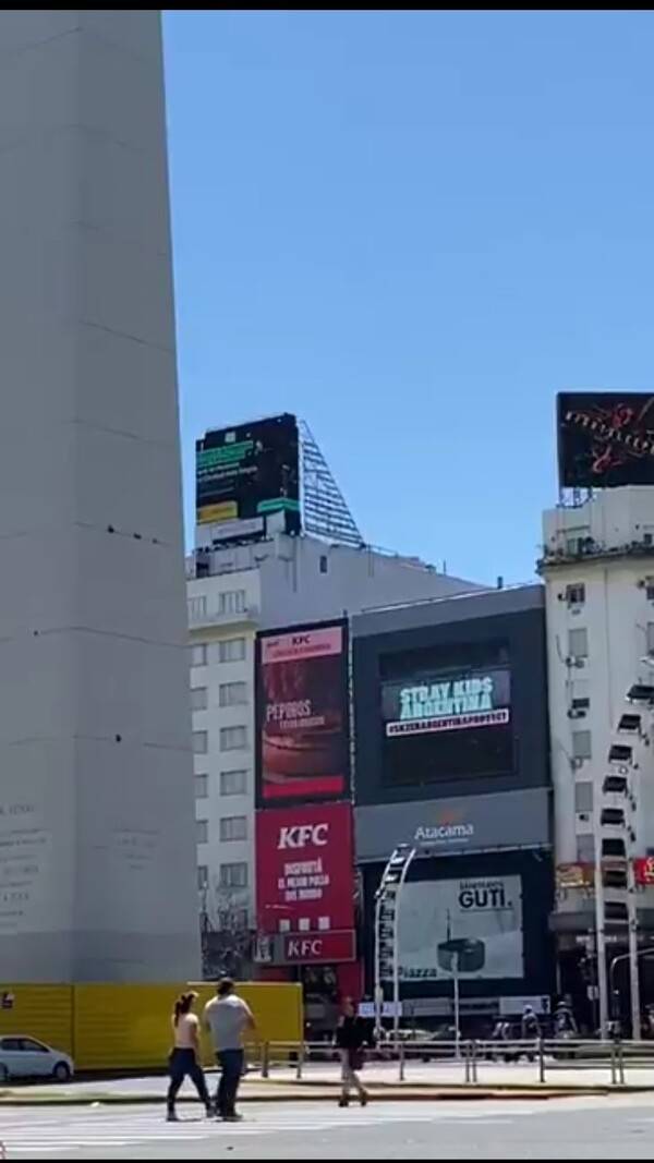아르헨티나 팬들은 시내 전광판에 스트레이 키즈 아르헨티나 콘서트를 바란다는 내용을 띄우기도 했다. 사진=야니나 씨 제공