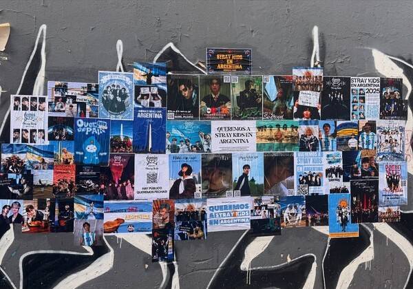 아르헨티나 부에노스아이레스의 유명한 건축물 오벨리스크 앞에는 스트레이 키즈 팬들이 제작한 다양한 그림이 붙어 있다. 사진=야니나 씨 제공