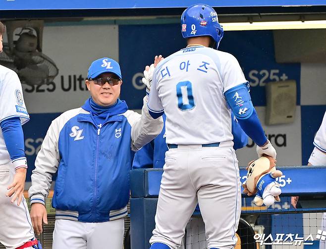 5일 오후 대구삼성라이온즈파크에서 열린 '2025 신한 SOL Bank KBO리그' 한화 이글스와 삼성 라이온즈의 경기, 6회말 삼성 디아즈가 솔로 홈런을 날린 후 박진만 감독과 하이파이브를 하고 있다. 엑스포츠뉴스 DB