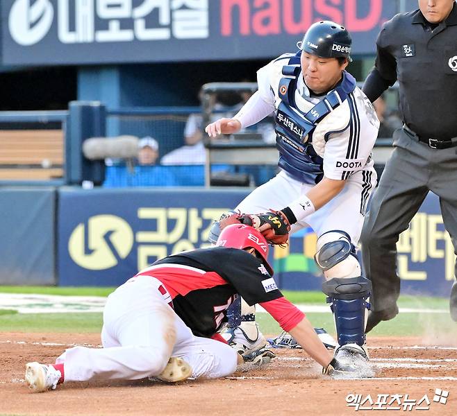 3일 오후 서울 송파구 잠실야구장에서 열린 '2025 신한 SOL Bank KBO리그' KIA 타이거즈와 두산 베어스의 경기, 6회초 2사 1,3루 KIA 김호령이 이중 도루를 시도하다 두산 김기연에게 태그아웃을 당하고 있다. 잠실, 김한준 기자