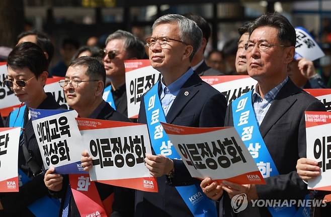 손팻말 든 김택우 대한의사협회장 (서울=연합뉴스) 신현우 기자 = 김택우 대한의사협회장이 20일 서울 중구 숭례문 인근 세종대로에서 열린 '의료정상화를 위한 전국의사궐기대회'에서 손팻말을 들고 있다. 2025.4.20 nowwego@yna.co.kr