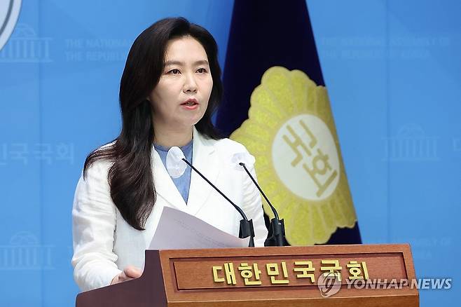 강유정 (서울=연합뉴스) 김주성 기자 = 더불어민주당 강유정 원내대변인이 11일 오전 서울 여의도 국회 소통관에서 '뉴라이트 계열 인사'인 김형석 독립기념관장에 대한 임명 철회를 요구하고 있다. 2024.8.11 utzza@yna.co.kr