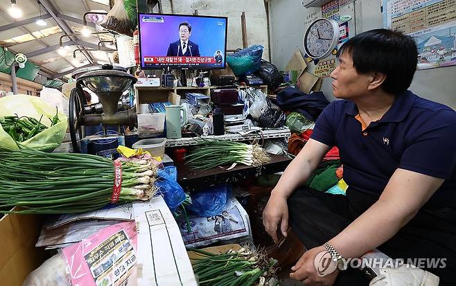 이재명 대통령 취임선서 지켜보는 시장 상인 (서울=연합뉴스) 김인철 기자 = 4일 서울 서대문구 인왕시장에서 한 가게의 TV 화면에 이재명 대통령 취임선서 행사가 생중계로 방송되고 있다. 2025.6.4 yatoya@yna.co.kr