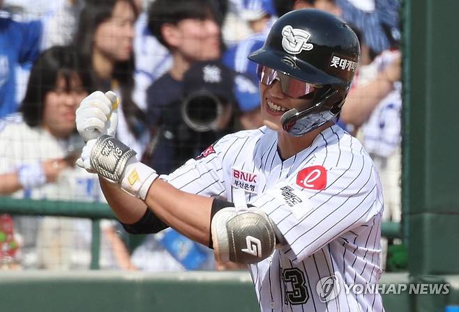 3점 홈런을 친 롯데 전민재 (부산=연합뉴스) 강선배 기자 = 18일 부산 사직야구장에서 열린 프로야구 2025 신한 SOL 뱅크 KBO리그 삼성 라이온즈와 롯데 자이언츠의 경기. 5회 말 2사 후 2, 3루에서 롯데 전민재가 좌측 펜스를 넘기는 3점 홈런을 치고 3루를 돌며 세리머니 하고 있다. 2025.5.18 sbkang@yna.co.kr