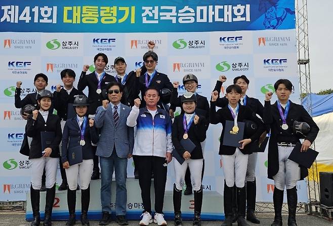 5일 경북 상주국제승마장에서 열린 제41회 대통령기 전국승마대회서 입상한 선수들이 기념사진을 찍고 있다. 사진=경기도승마협회