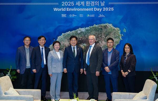 4일 스튜어트 매기니스 IUCN 사무차장과 만난 오영훈 제주도지사. ⓒ헤드라인제주