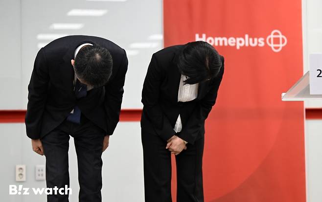 조주연 홈플러스 공동대표(오른쪽)와 김광일 공동대표(MBK 부회장)가 허리숙여 인사하고 있다./사진=이명근 기자 qwe123@