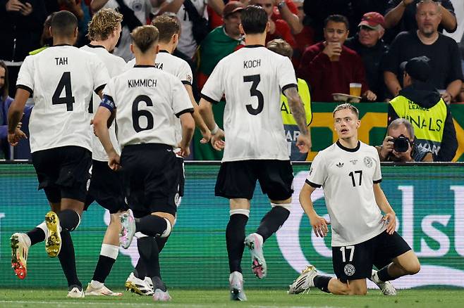 플로리안 비르츠(레버쿠젠)의 선제골 후 독일 선수들이 기뻐하고 있다. 사진=AFPBB NEWS
