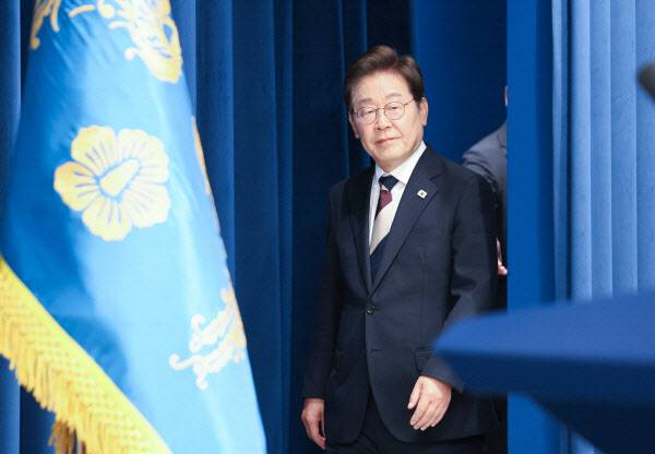 이재명 대통령이 지난 4일 서울 용산구 대통령실 청사 브리핑룸에서 국무총리와 국정원장, 대통령 비서실장 등 인선발표를 하기 위해 입장하고 있다. (사진=뉴스1)