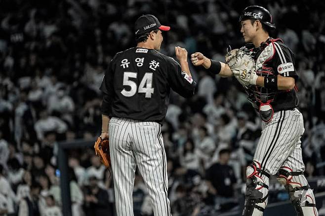 LG트윈스 유영찬이 승리를 지킨 뒤 포수 이주헌과 하이파이브를 나누고 있다. 사진=LG트윈스