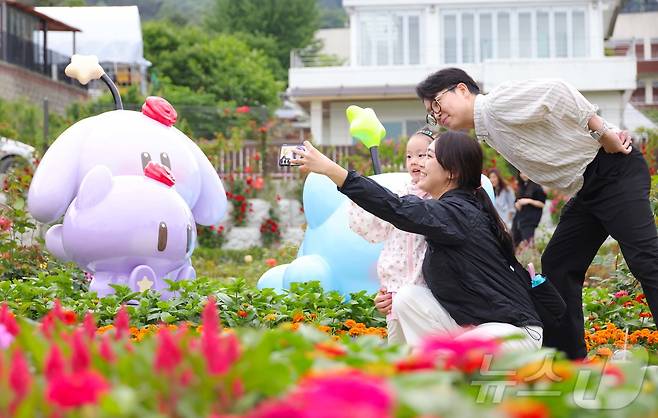 대전 동구(구청장 박희조)는 지난달 24일부터 이달 1일까지 9일간 대청호자연생태관과 대청호자연수변공원 일원에서 개최된 ‘제2회 대청호 장미전시회’가 성황리에 마무리됐다고 2일 밝혔다. (대전동구청 제공. 재판매 및 DB 금지)2025.6.2/뉴스1 ⓒ News1 이동원 기자