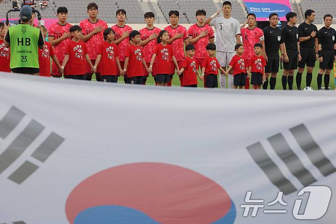 5일 오후 경기도 용인미르스타디움에서 열린 하나은행 초청 U-22 축구국가대표팀 친선경기 대한민국과 호주의 경기에서 대한민국 선수들이 애국가를 부르고 있다. 2025.6.5/뉴스1 ⓒ News1 박정호 기자