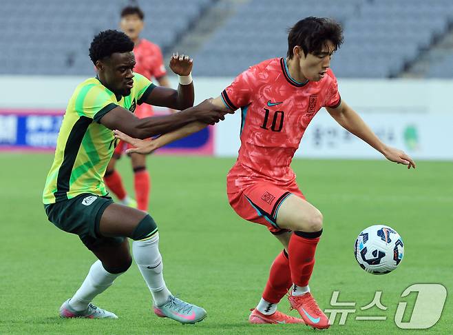 5일 오후 경기도 용인미르스타디움에서 열린 하나은행 초청 U-22 축구국가대표팀 친선경기 대한민국과 호주의 경기에서 대한민국 배준호가 호주 야야 두쿨리(Yaya DUKULY)와 치열한 승부를 펼치고 있다. 2025.6.5/뉴스1 ⓒ News1 박정호 기자