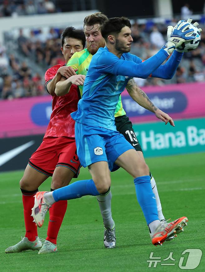 5일 오후 경기도 용인미르스타디움에서 열린 하나은행 초청 U-22 축구국가대표팀 친선경기 대한민국과 호주의 경기에서 대한민국 정재상에 앞서 호주 패트릭 비치(Patrick BEACH) 골키퍼가 볼을 따내고 있다. 2025.6.5/뉴스1 ⓒ News1 박정호 기자