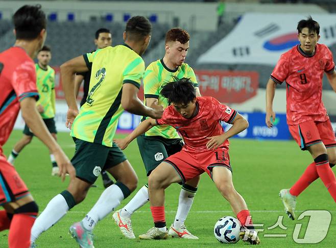 5일 오후 경기도 용인미르스타디움에서 열린 하나은행 초청 U-22 축구국가대표팀 친선경기 대한민국과 호주의 경기에서 대한민국 김용학이 호주 킬리 애덤슨(Kealey ADAMSON) 등과 치열한 승부를 펼치고 있다. 2025.6.5/뉴스1 ⓒ News1 박정호 기자