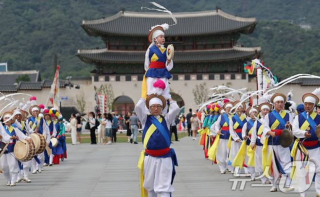 제1회 국악의날인 5일 오후 서울 종로구 광화문광장에서 '여민락 대축제' 국악의 날 기념 퍼레이드가 열리고 있다. 국악의날은 전통예술의 발전과 활성화를 위해 시행된 '국악진흥법'에 따라 조선시대 세종실록 '여민락(與民樂)'의 최초 기록일을 기념해 지정된 법정기념일이다. 2025.6.5/뉴스1 ⓒ News1 오대일 기자