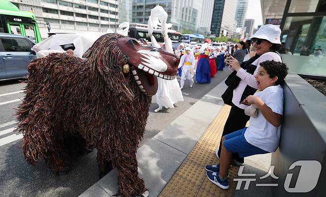 제1회 국악의날인 5일 오후 서울 종로구 광화문광장에서 열린 '여민락 대축제' 국악의 날 기념 퍼레이드에서 외국인 관광객들이 북청사자놀음을 지켜보며 즐거워하고 있다. 2025.6.5/뉴스1 ⓒ News1 오대일 기자