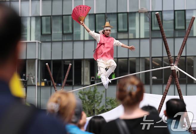 제1회 국악의날인 5일 오후 서울 종로구 광화문광장에 마련된 특설무대에서 시민들이 줄타기 공연을 관람하고 있다. 2025.6.5/뉴스1 ⓒ News1 오대일 기자