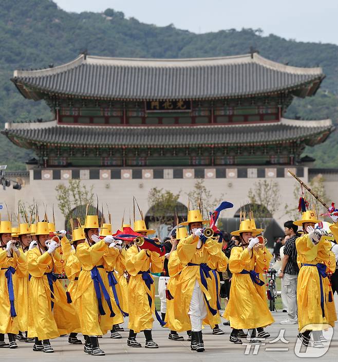 제1회 국악의날인 5일 오후 서울 종로구 광화문광장에서 열린 '여민락 대축제' 국악의 날 기념 퍼레이드에서 국방부 군악대대 전통악대가 악기를 연주하고 있다. 2025.6.5/뉴스1 ⓒ News1 오대일 기자