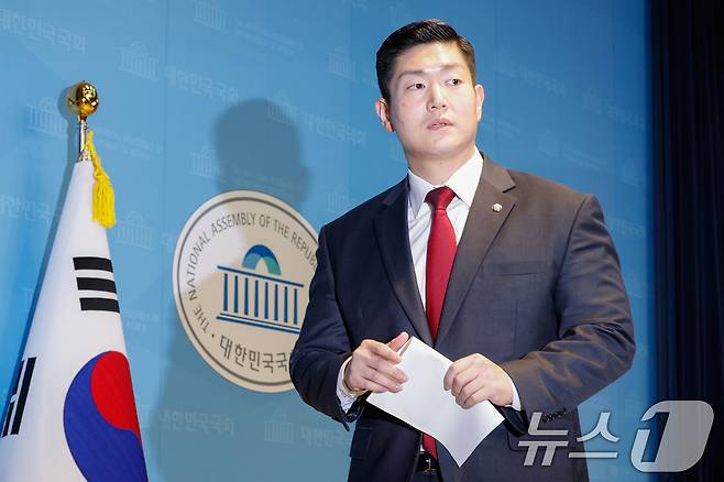 김재섭 국민의힘 의원이 11일 오후 서울 여의도 국회 소통관에서 윤석열 대통령 탄핵 찬성 기자회견 마친 뒤 퇴장하고 있다. 2024.12.11/뉴스1 ⓒ News1 안은나 기자