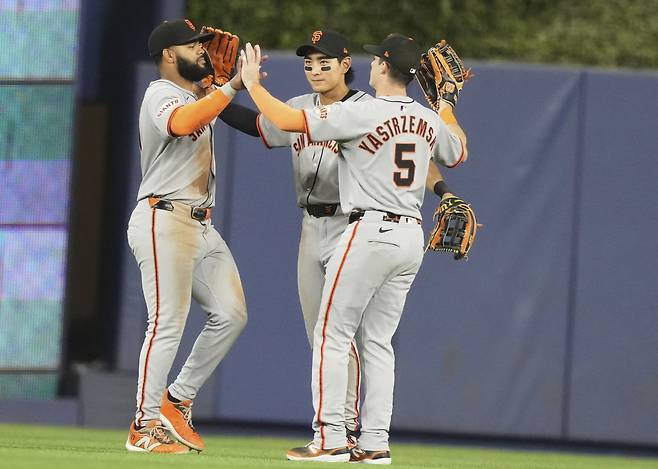 샌프란시스코 좌익수 엘리엇 라모스(왼쪽)가 올스타에 선정될 가능성이 높아 보인다. AP연합뉴스