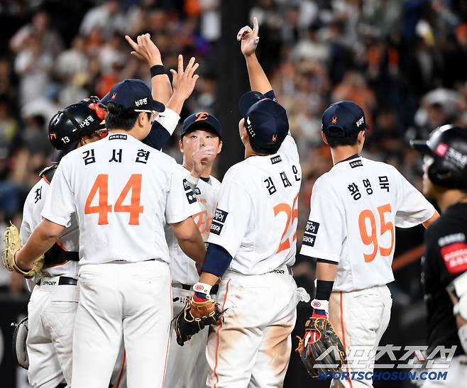 4일 대전 한화생명볼파크에서 열린 KT와 한화의 경기, 한화가 4대3으로 승리했다. 9회초 KT의 추격을 막아낸 김서현-최재훈 배터리가 기쁨을 나누고 있다. 대전=허상욱 기자wook@sportschosun.com/2025.06.04/