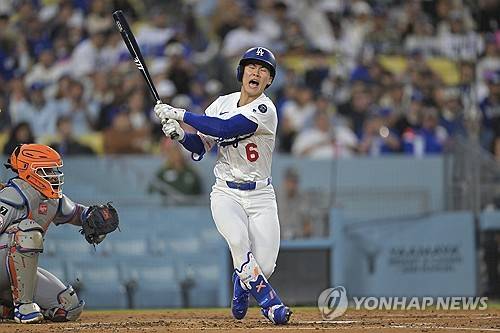 타구에 발목을 맞은 김혜성. ⓒ연합뉴스 AP