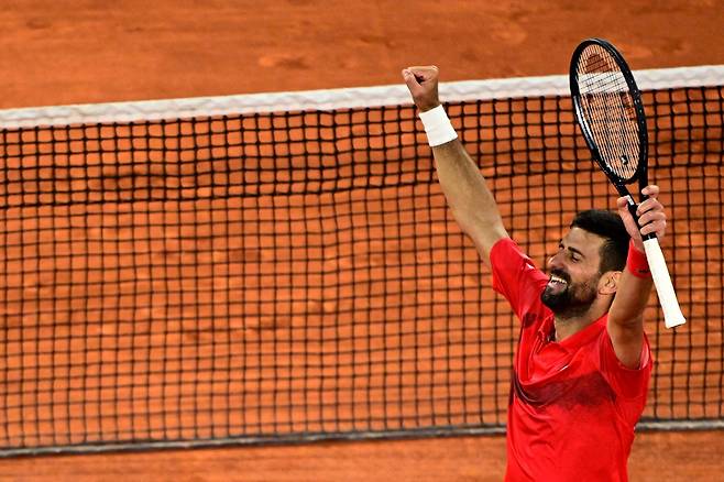 노바크 조코비치가 5일 알렉산더 츠베레프를 꺾은 뒤 기뻐하고 있다. /AFP 연합뉴스