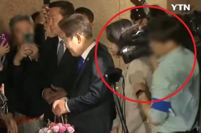 3일 밤 이재명 대통령과 김혜경 여사가 인천시 계양구 사저 앞에서 시민들과 인사하던 도중 영상 취재 기자가 김 여사를 밀치는 모습이 포착됐다. /YTN