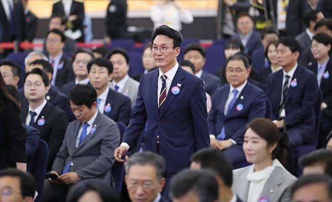 국무총리 내정자로 알려진 더불어민주당 김민석 최고위원이 4일 오전 서울 여의도 국회에서 열린 21대 대통령 취임식에서 참석하고 있다. ⓒ국회사진기자단