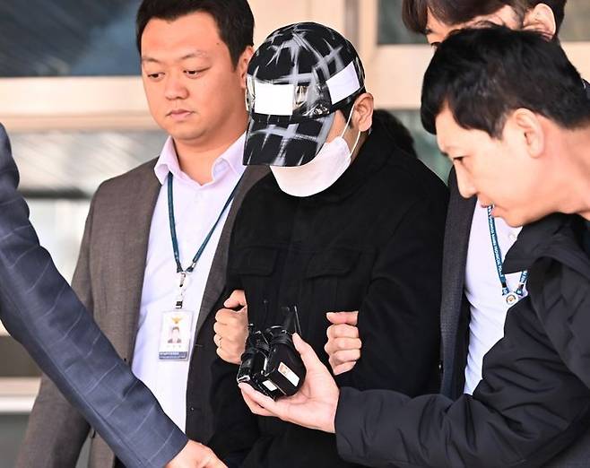 배우 故 이선균씨 수사 정보를 유출한 혐의로 체포된 인천경찰청 소속 경찰관 A씨가 지난해 3월23일 구속 전 피의자 심문(영장실질심사)에 출석하기 위해 경기도 수원남부경찰서를 나오고 있다. ⓒ뉴시스