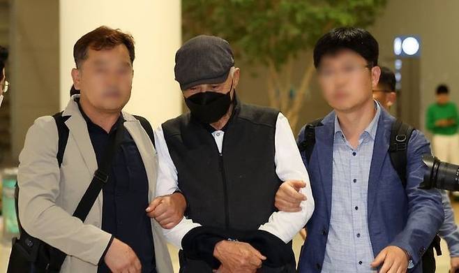 해외도피로 조세포탈 재판에 불출석한 대주그룹 허재호 전 회장이 강제 구인 절차로 송환돼 지난달 27일 인천국제공항을 통해 귀국, 압송되고 있다.ⓒ뉴시스