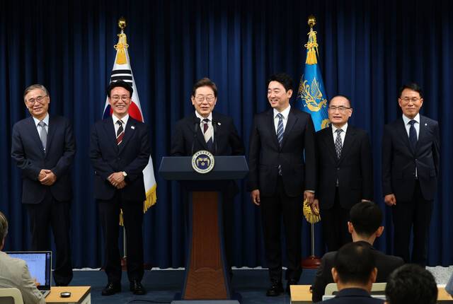 이재명 대통령이 4일 서울 용산 대통령실청사에서 인선 발표하고 있다. 왼쪽부터 이종석 국가정보원장 후보자, 김민석 국무총리 후보자, 이 대통령, 강훈식 비서실장, 위성락 안보실장, 황인권 경호처장. 대통령실사진기자단