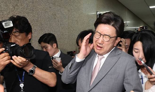 권성동 국민의힘 원내대표가 5일 오전 서울 여의도 국회 원내대표실로 향하다 사진기자의 카메라 부딪혀 고통스러워하고 있다. 국민의힘 비상대책위원회의가 비공개로 전환되고, 의원총회가 연기되자 취재진이 권 원내대표에게 몰려드며 이런 상황이 발생했다. 윤운식 선임기자 yws@hani.co.kr