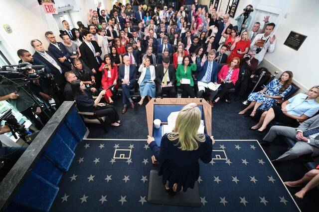 캐롤라인 레빗 백악관 대변인이 3일 백악관에서 기자들의 질문에 답하고 있다. 워싱턴 AFP 연합뉴스