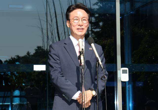 이재명 정부 첫 국무총리 후보로 지명된 김민석 더불어민주당 최고위원이 5일 서울 종로구 통의동 금융감독원 연수원에 마련된 인사청문회 준비 사무실로 첫 출근을 하며 소감을 밝히고 있다. 뉴스1