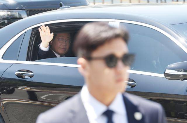 이재명 대통령이 4일 서울 여의도 국회에서 제21대 대통령 취임 선서를 마치고 용산 대통령실로 이동하고 있다. 이 대통령이 탄 차량 주변을 경호관들이 탐색하고 있다. 뉴시스