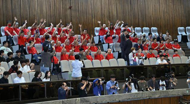 5일 국회에서 열린 본회의에서 채상병 특검법이 통과되자, 해병대 예비역 연대가 방청석에 앉아 환호하고 있다. 정다빈 기자