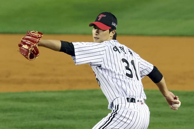 kt 위즈와 LG 트윈스의 2023 KBO 한국시리즈 2차전이 8일 오후 서울 잠실야구장에서 열렸다. LG 투수 이정용이 1회 난조로 강판한 선발 최원태에 이어 등판 역투하고 있다. 잠실=정시종 기자 capa@edaily.co.kr /2023.11.08.