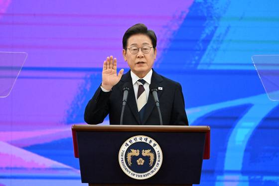 이재명 대통령이 4일 오전 서울 여의도 국회 본관 로텐더홀에서 취임 선서를 하고 있다. 임현동 기자