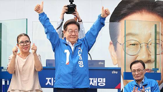 이재명 더불어민주당 대선 후보가 세종시 나성동 나무그늘광장에서 선거 유세를 하고 있다. 김성룡 기자