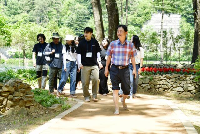 ▲ 최문순 화천군수와 7급 이하 공직자들이 5일 화천읍 붕어섬 황톳길에서 맨발로 함께 걸으며 대화를 나누고 있다.