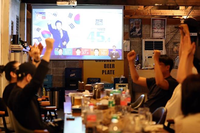 제21대 대통령선거가 치러진 3일 광주 동구 대의동 한 호프집에서 시민들이 개표방송을 보며 환호하고 있다. 사진=연합뉴스