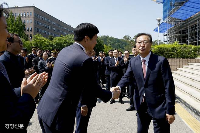 박수받으며 떠나는 박성재 박성재 법무부 장관이 5일 정부과천청사에서 열린 이임식을 마치고 청사를 떠나며 법무부 직원들과 인사를 나누고 있다. 문재원 기자