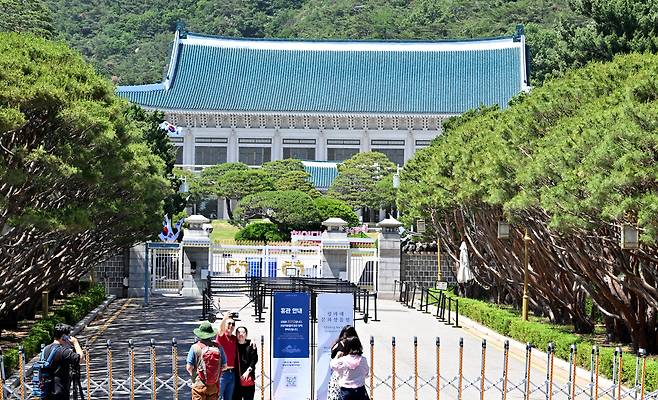 Visitors take photos in front of Cheong Wa Dae, the former presidential office and residence, in Jung-gu, Seoul, Wednesday. (Im Se-jun/The Korea Herald)