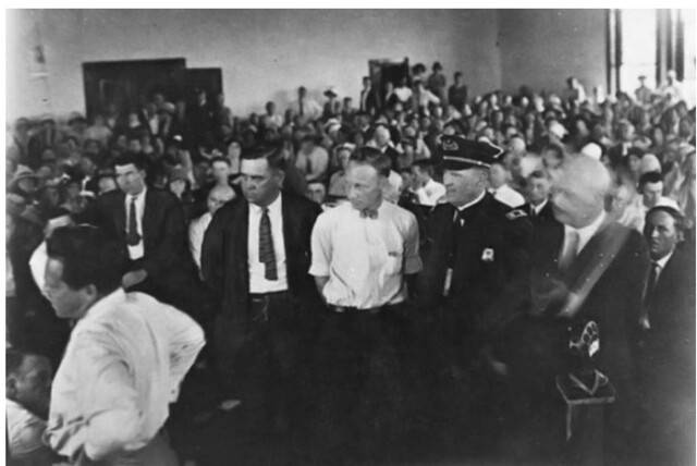 진화론을 가르쳐 기소된 존 스콥스(오른쪽 세 번째)가 1925년 7월 21일 미국 테네시주 법정에 출석하고 있다. 국민일보DB