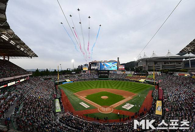 2024 KBO 올스타전을 앞두고 대한민국 공군 특수 비행팀 ‘블랙이글스’가 SSG랜더스 필드 상공에서 축하비행을 하고 있다. 사진=김영구 기자