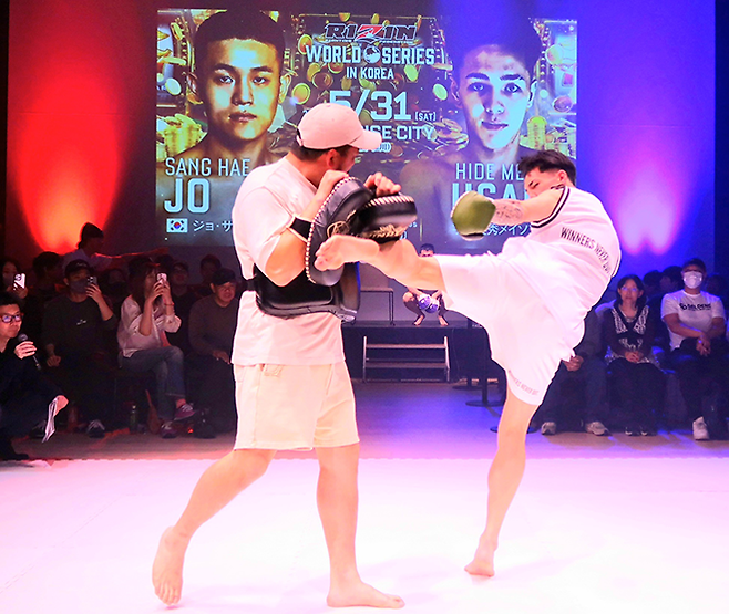 제4대 Rise 67.5㎏ 챔피언 우사미 히데 메이슨이 2025년 5월 라이진 월드시리즈 코리아 킥복싱 공개 연습을 하고 있다. 사진=RIZIN FF