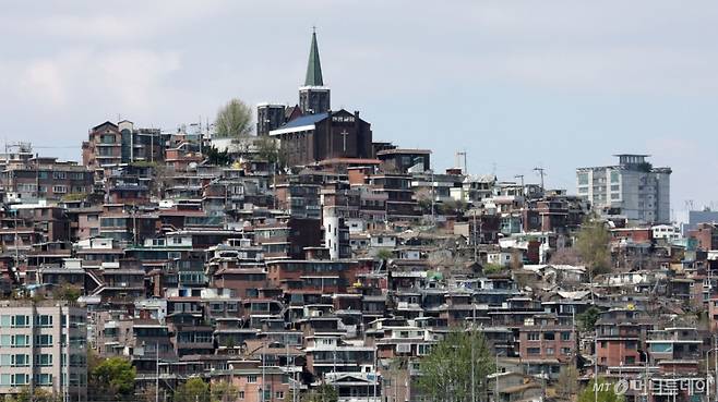 (서울=뉴스1) 박세연 기자 = 정부와 서울시가 강남 3구(강남·서초·송파)와 용산구 내 재개발·재건축 아파트 입주권을 토지거래허가 대상에 포함하는 방안을 논의 중이다. 15일 국토교통부 관계자는 "서울시가 주도해 가이드라인을 검토하고 있으며, 협의가 진행 중"이라며 "아직 확정된 것은 없지만, 큰 틀에서 입주권도 토지거래허가 대상으로 보고 있다"고 밝혔다. 사진은 이날 서울 용산구 한남3구역 모습. 2025.4.15/뉴스1 Copyright (C) 뉴스1. All rights reserved. 무단 전재 및 재배포, AI학습 이용 금지. /사진=(서울=뉴스1) 박세연 기자