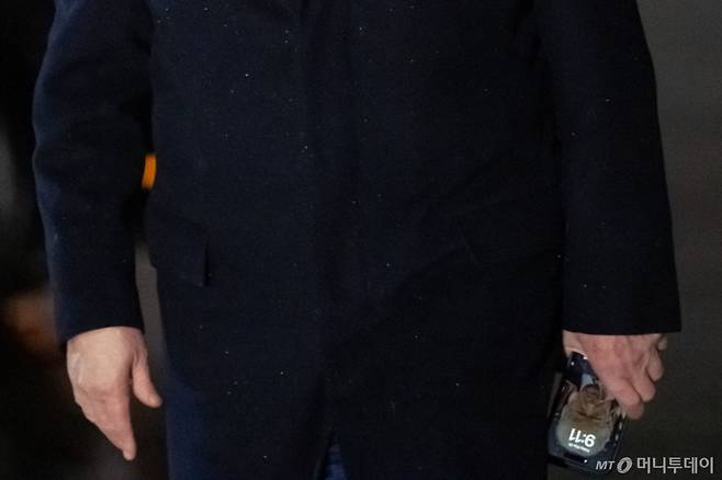 (앤드루스 공군기지 AFP=뉴스1) 미국 대통령 도널드 트럼프가 펜실베이니아의 미국 철강 공장을 방문한 후 메릴랜드의 앤드류스 합동 기지에 도착해 휴대폰을 든 채 에어포스 원에서 내리고 있다. 2025.5.30 ⓒ AFP=뉴스1 Copyright (C) 뉴스1. All rights reserved. 무단 전재 및 재배포, AI학습 이용 금지.